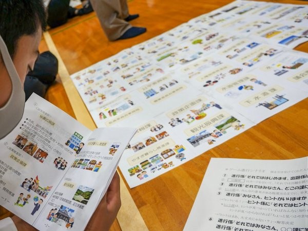 カードゲームの冊子を読む生徒の写真