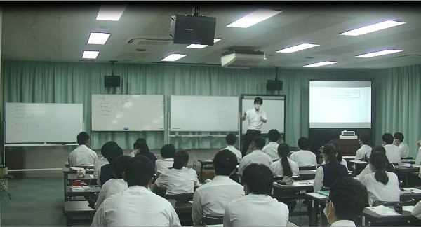 講義を行う長崎県立対馬高校の菰田清先生と受講する生徒の様子